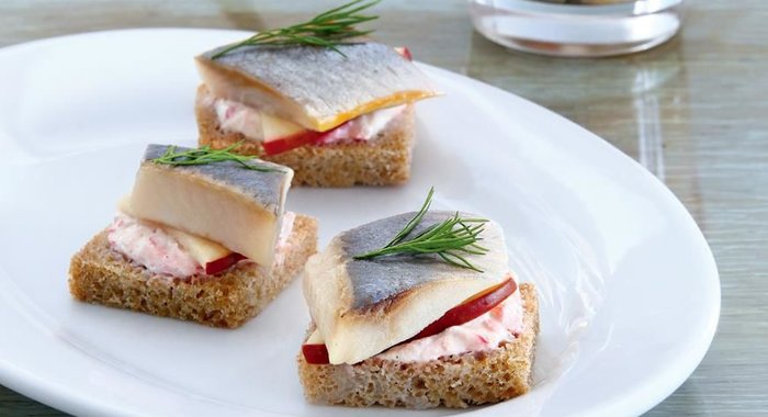 Закуска из норвежской сельди под клюквенным соусом и канапе с сельдью
