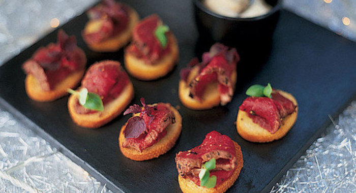 Канапе из говядины с хреном