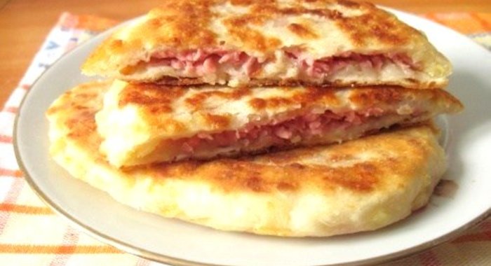 Лепешки с сыром и ветчиной