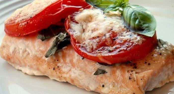 Стейк из лосося с базиликом и томатами