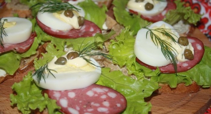 Колбасные бутерброды с яйцами и каперсами к завтраку