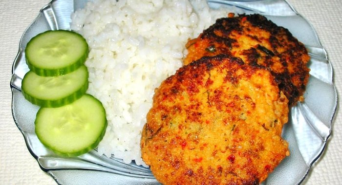 Рыбные котлеты с помидором и перцем