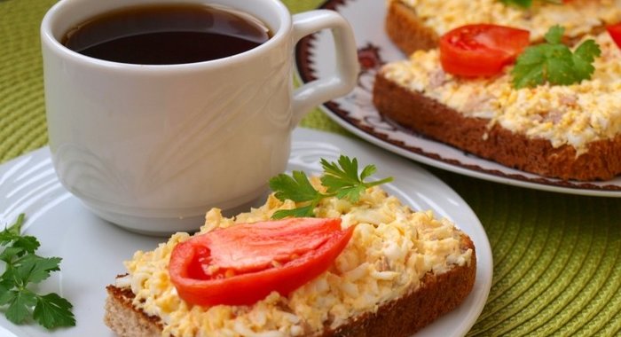 Бутерброды с печенью трески, яйцом и плавленым сыром