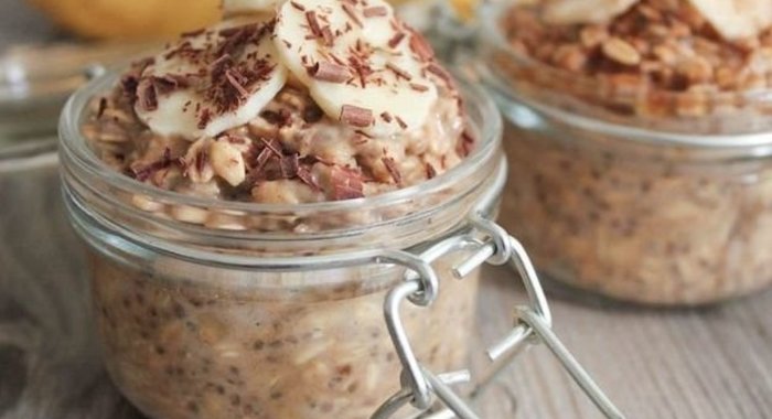 Овсянка в банке с бананами и семенами чиа