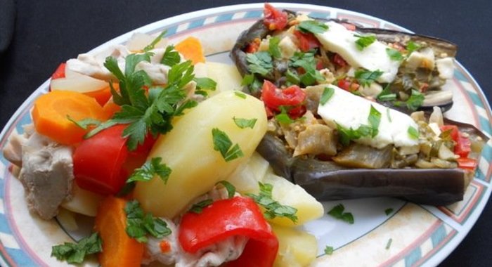 Овощи с мясом и фаршированные баклажаны в пароварке