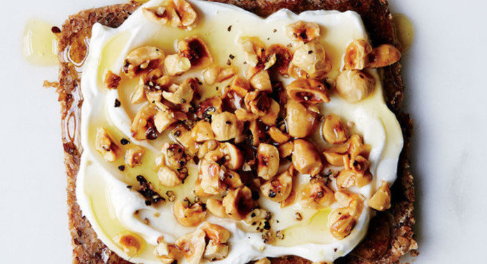 Сладкий тост с медом и фундуком