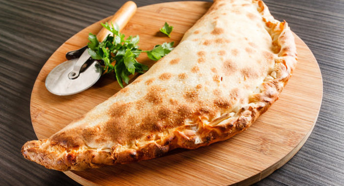 Итальянская закрытая пицца Кальцоне