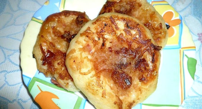 Дрожжевые оладьи с яблочным припёком