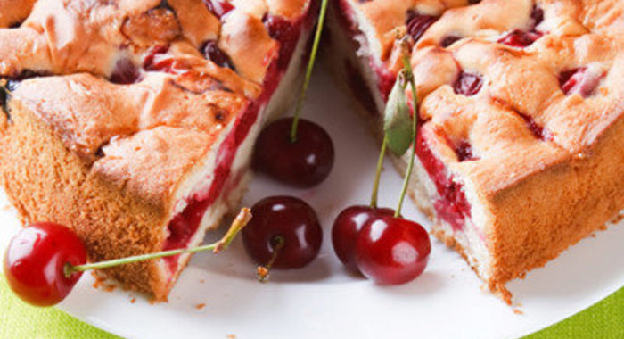 Шарлотка с вишней