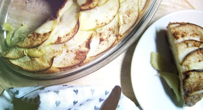 Шарлотка с корицей и яблоками