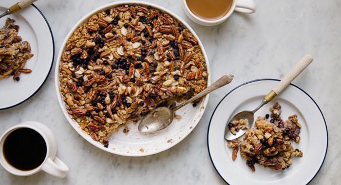 Овсянка, запеченная с черникой и орехами