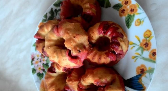 Кексы клубничные