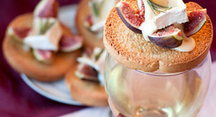 Тосты с инжиром, бри и розмариновым медом