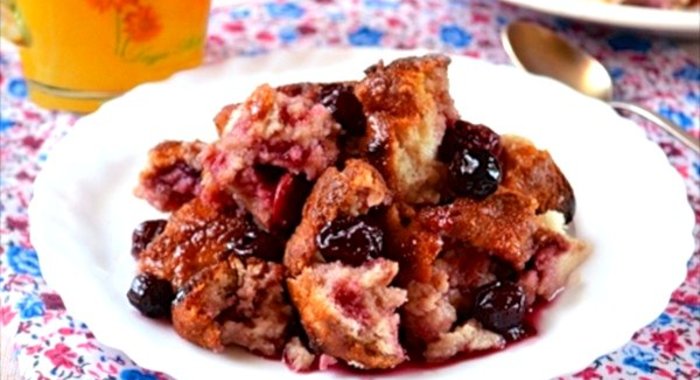 Хлебная запеканка с вишнями и корицей