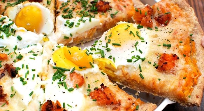 Пицца с яйцом и сыром