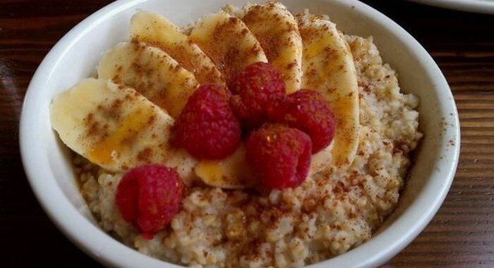 Овсяная каша с бананом и ягодами