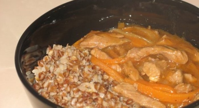 Гречневая каша с мясной поджаркой