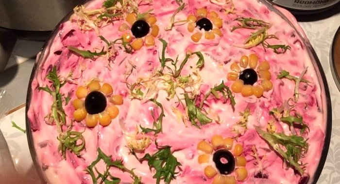 Селедка под шубой с семгой и яблоком