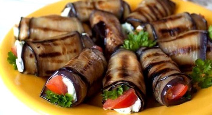 Рулетики из баклажана с фетой и помидорами