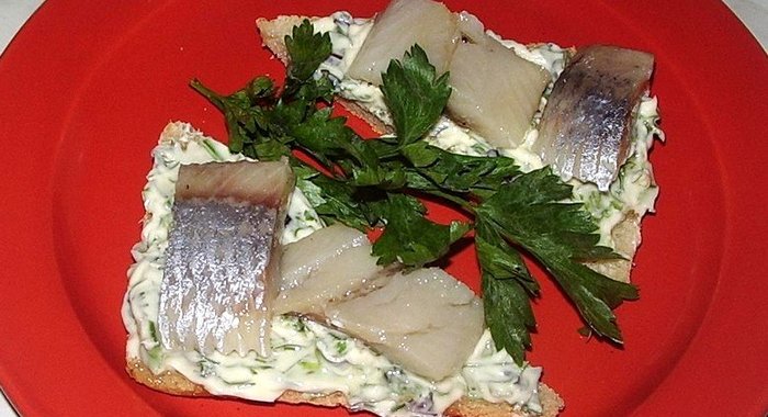 Бутерброды с рыбой и зеленым маслом