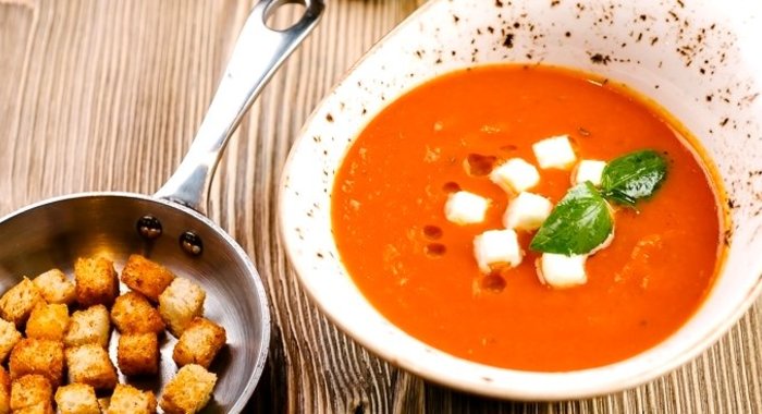 Томатный суп-пюре с моцареллой