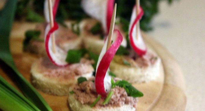 Канапе со сливочным паштетом из индейки и редисом