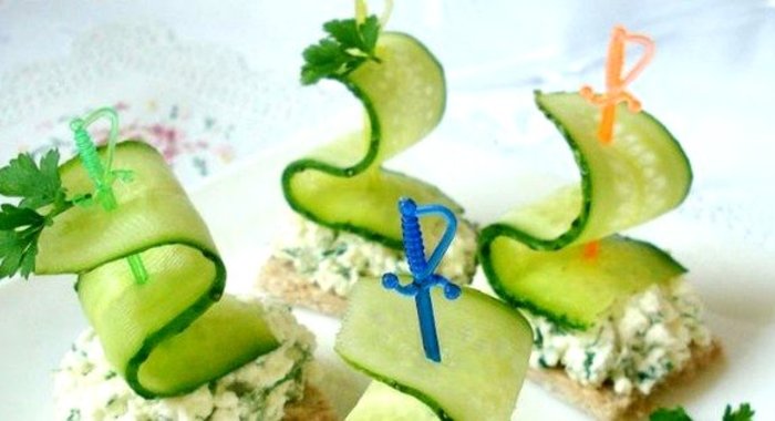 Канапе с огурцом на шпажках