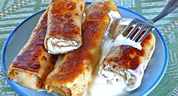 Яичные блинчики на молоке с творожной начинкой