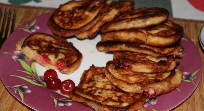 Сырники из творога с вишней и шоколадом