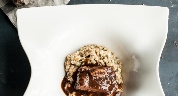 Овсянка с копчеными говяжьими ребрами