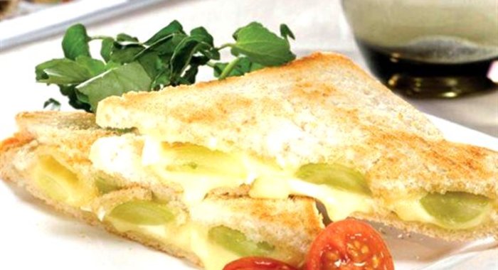 Горячий бутерброд с сыром бри и виноградом