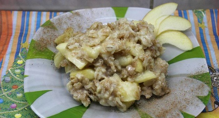 Овсянка с медом и яблоками в сливках