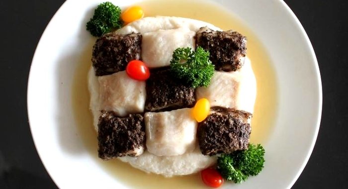 Шахматная доска из рыбы с кремом басмати и грибным фюме