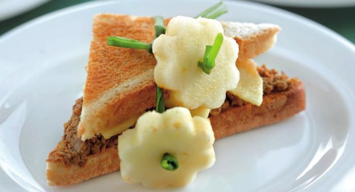 Сэндвич с куриным паштетом, яблоком и сельдереем