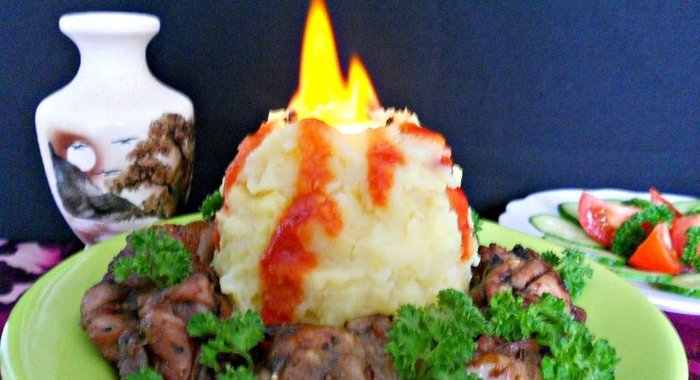 Картофельное пюре Вулкан с куриным шашлыком (способ подачи)