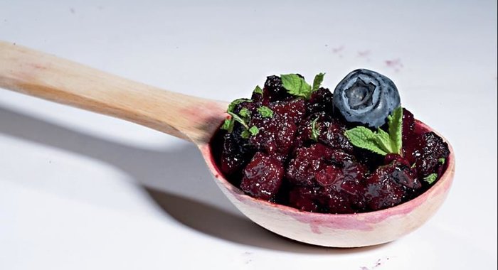 Соус из черники с хлебом и мятой