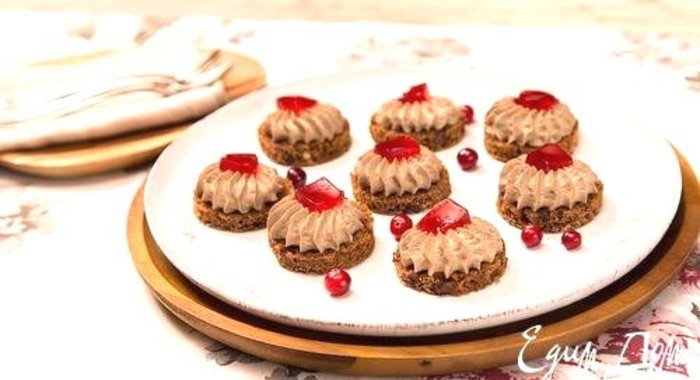 Канапе с паштетом из куриной печени и клюквенным соусом