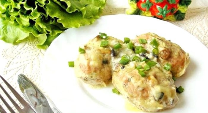 Котлеты в сливочно-грибном соусе