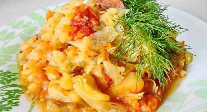 Солянка из капусты с сосисками в мультиварке