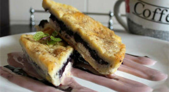Французский тост с черникой и творожным сыром