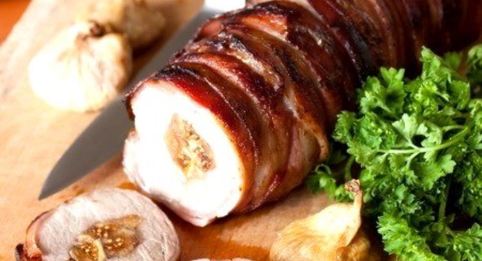 Рулет из свиной вырезки с инжиром