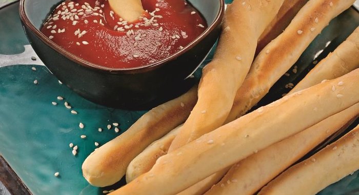Хлебные палочки с паприкой и кунжутом
