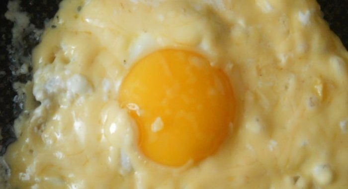 Яичница со сметаной