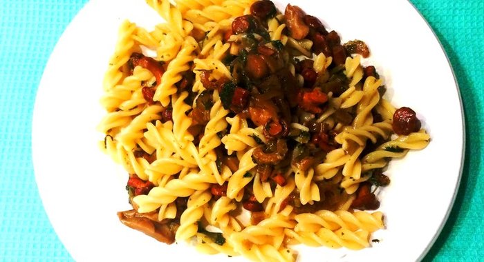 Фузилли с рагу из лисичек и крапивы