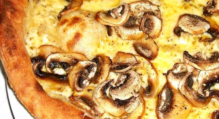 Пицца с грибами и сыром
