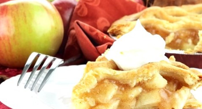 Шарлотка с яблоками на сметане