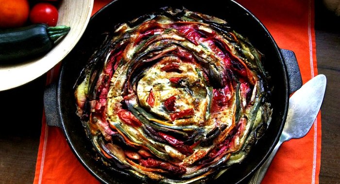 Овощная запеканка с баклажанами, сладким перцем, свеклой и помидорами