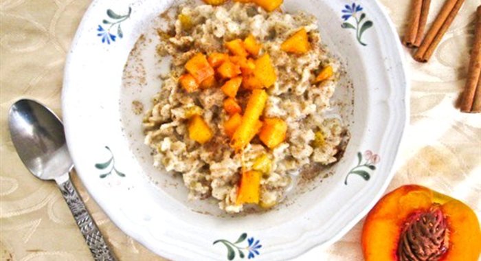Сливочная овсяная каша с персиками