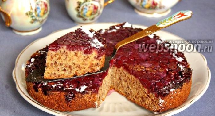 Вишнёвый торт-перевёртыш с рубленными орехами