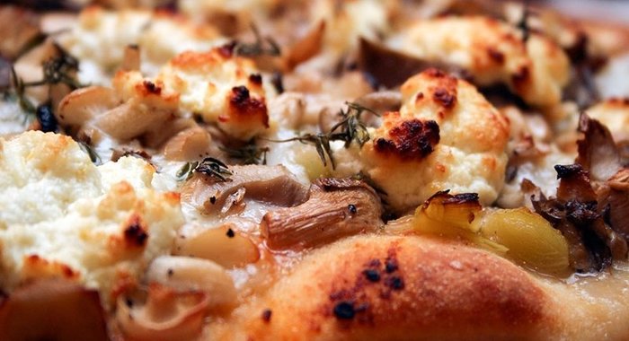 Пицца с солеными грибами